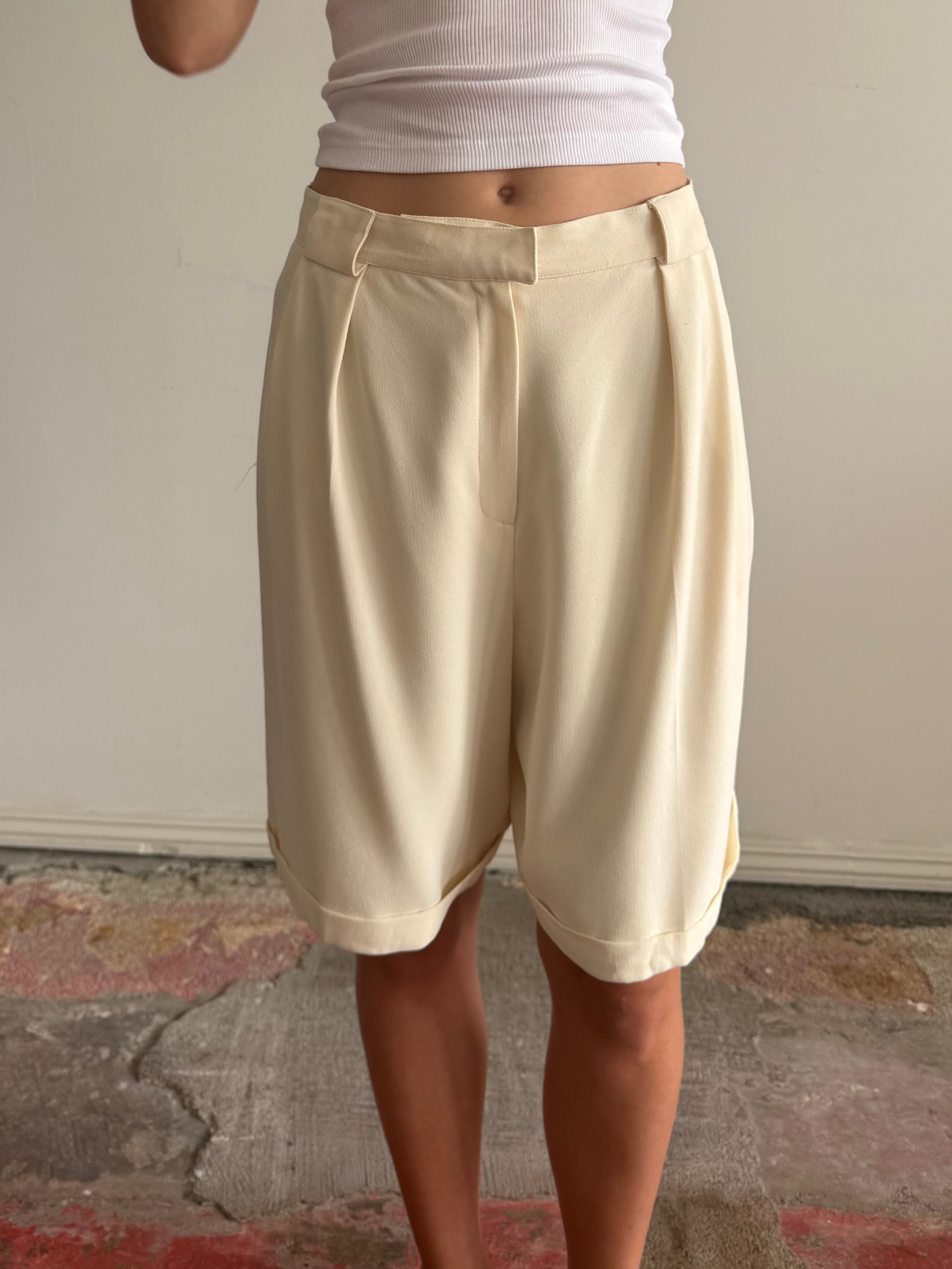 Cream Trousers Shorts/ 16