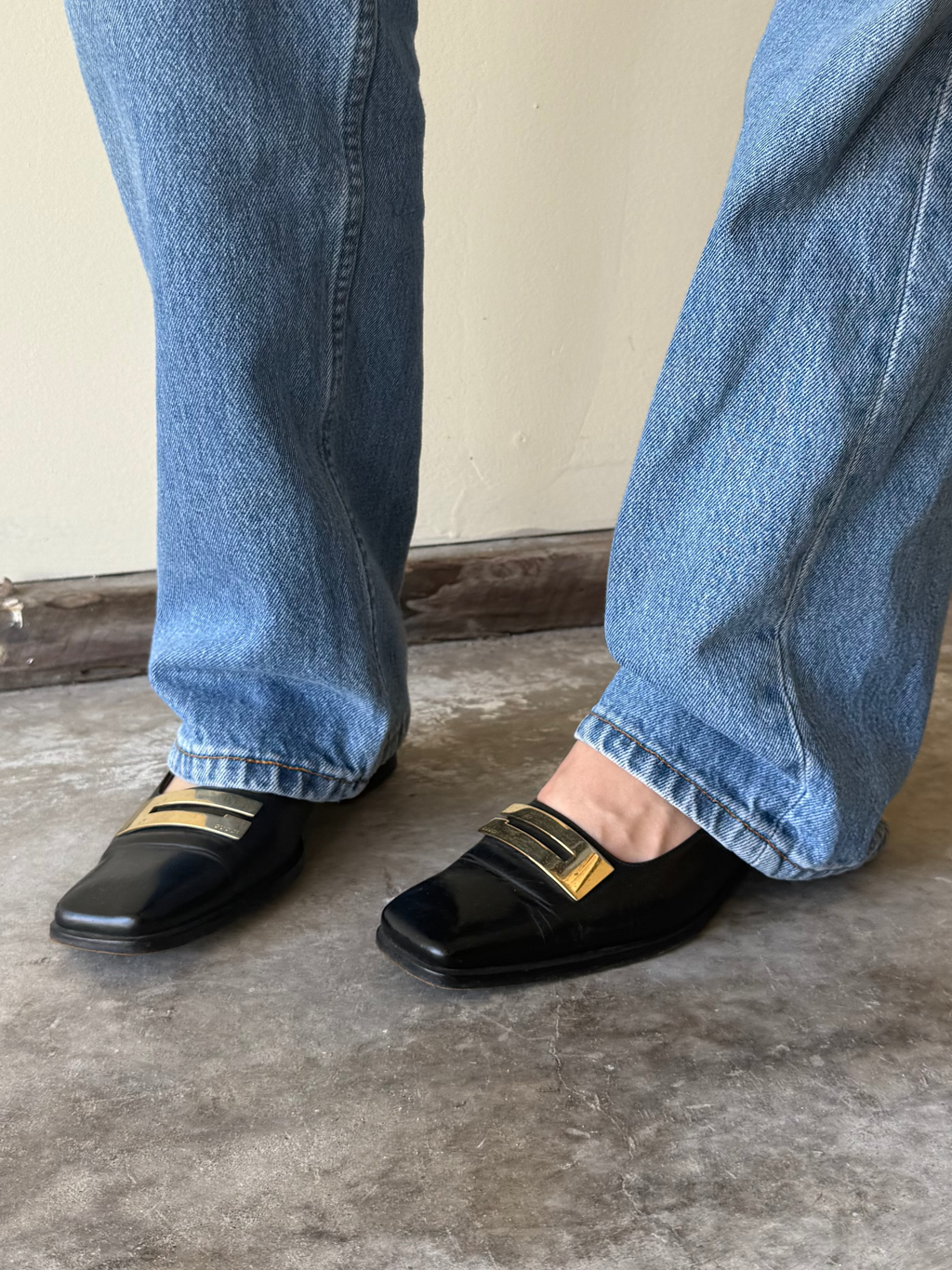 Gucci Gold Logo Loafers / 6