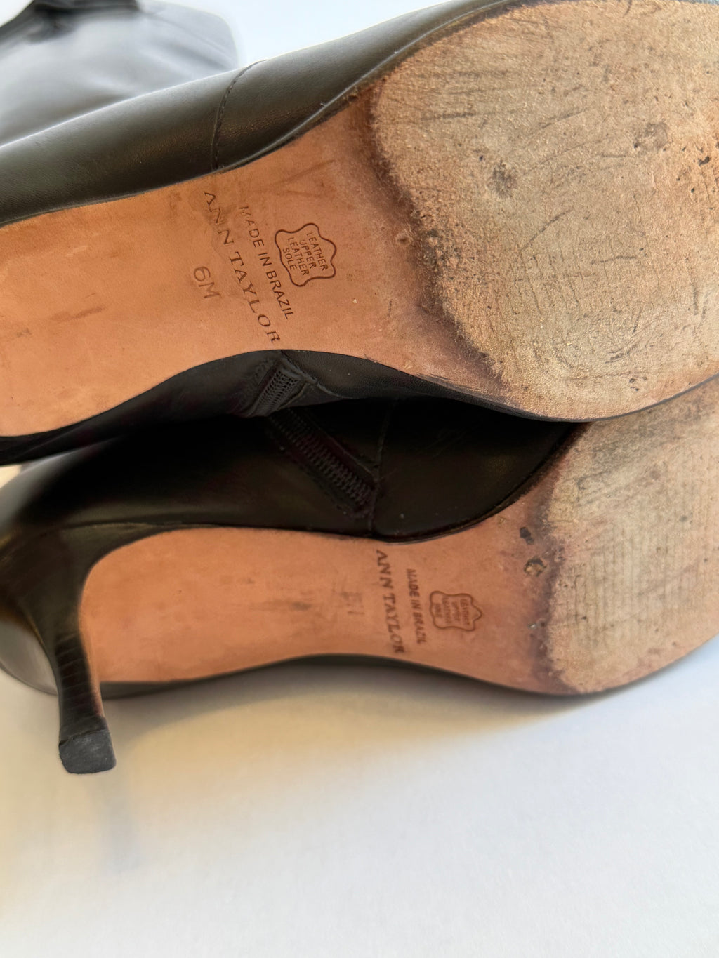 Ann Taylor Frog Closure Boot / Size 6