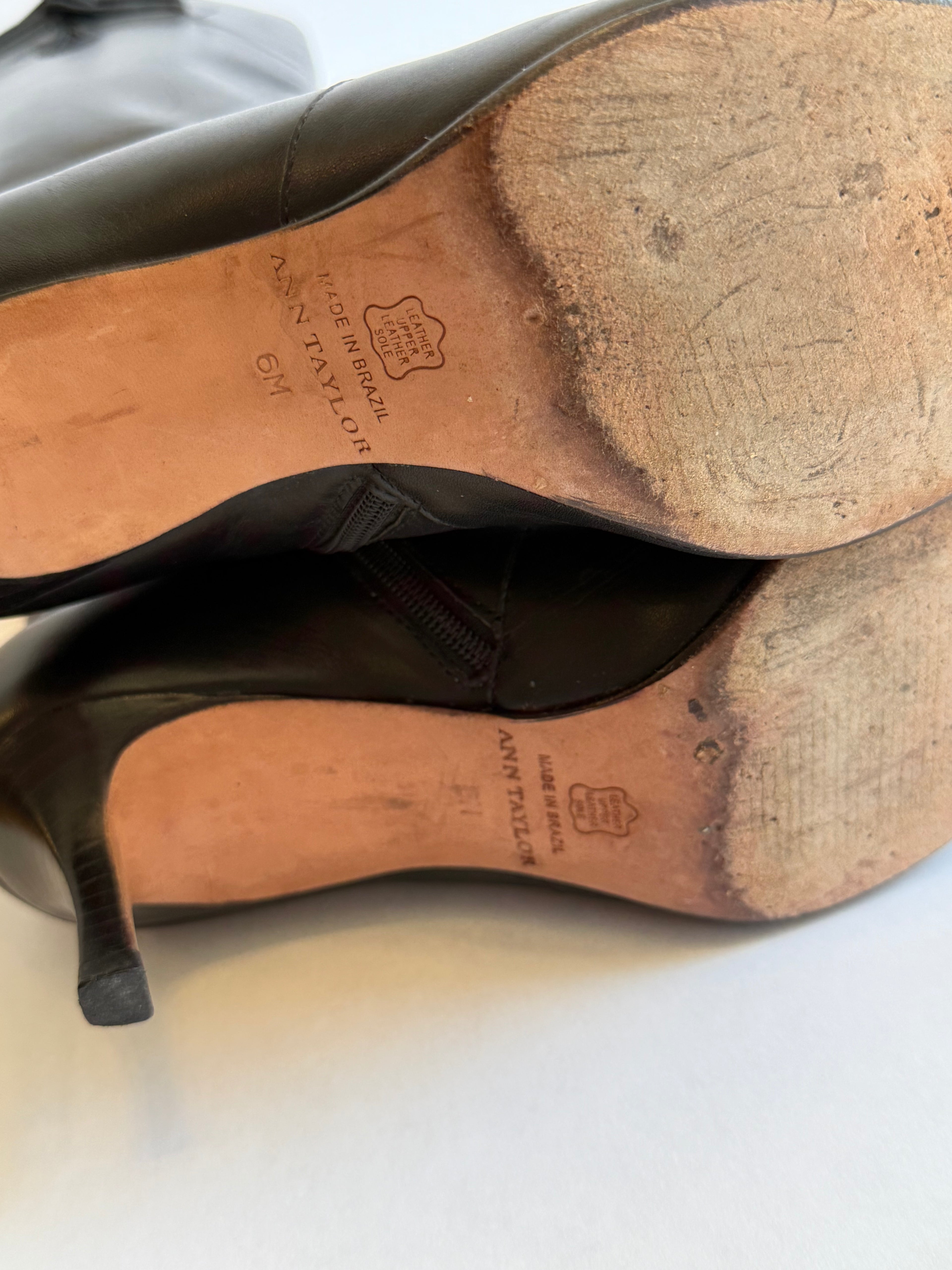 Ann Taylor Frog Closure Boot / Size 6