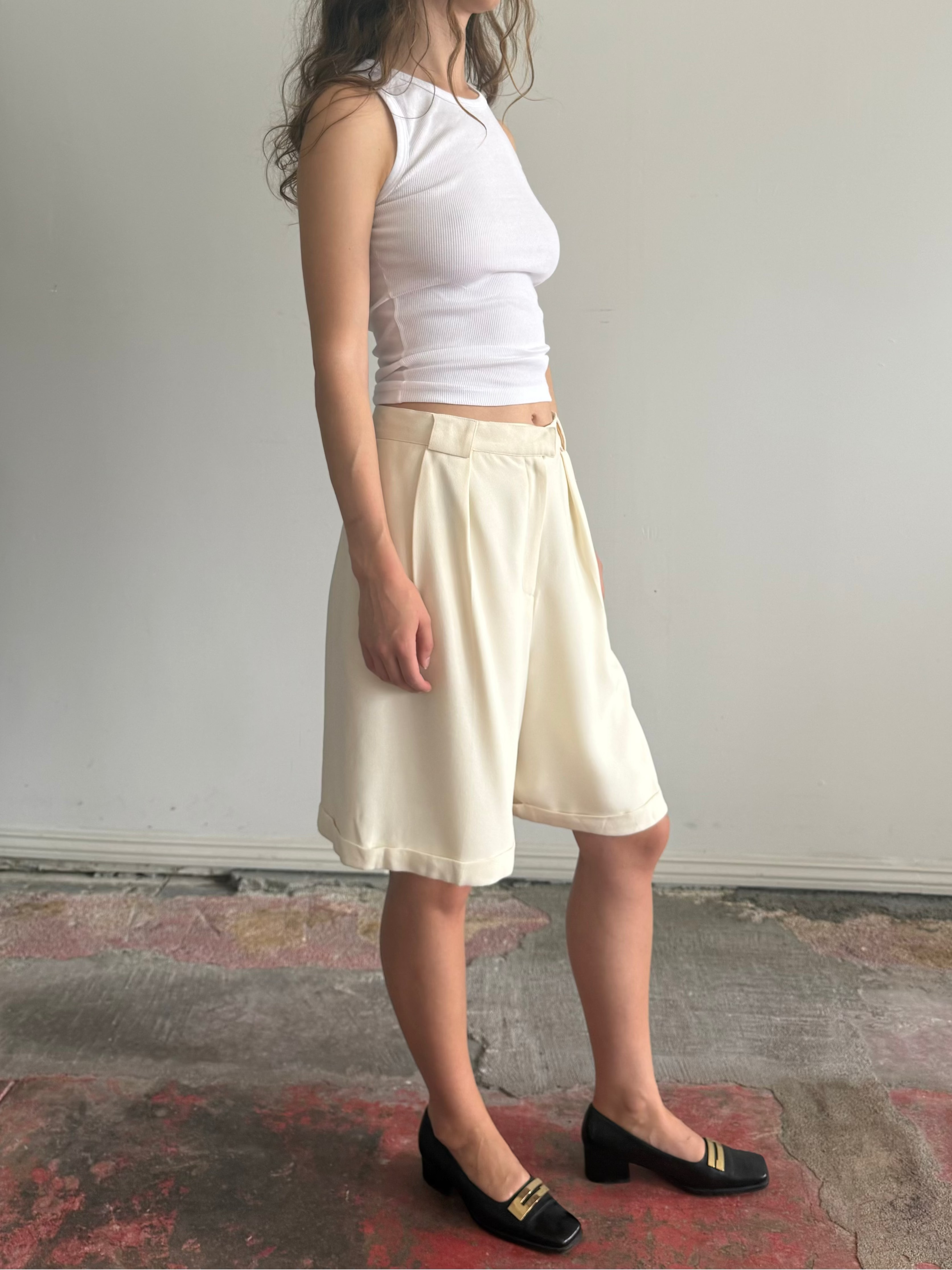 Cream Trousers Shorts/ 16